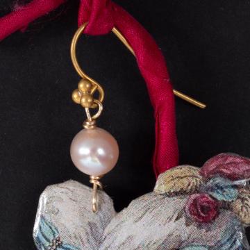 Boucles d'oreilles Marquises en découpage, jaune paille, oreille percée [4]