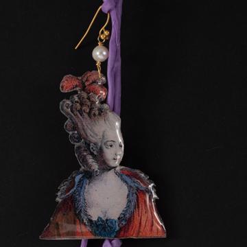 Boucles d'oreilles Marquises en découpage, rouge foncé, oreille percée [2]