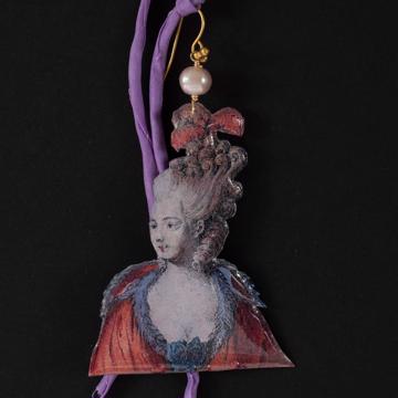 Boucles d'oreilles Marquises en découpage, rouge foncé, oreille percée [3]
