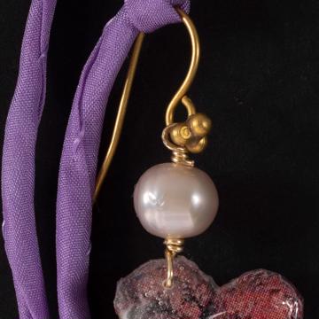 Boucles d'oreilles Marquises en découpage, rouge foncé, oreille percée [4]