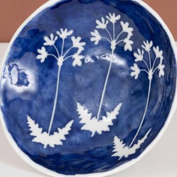 Coupelle Pochoir en porcelaine estampé, bleu foncé, fleur et feuille [2]