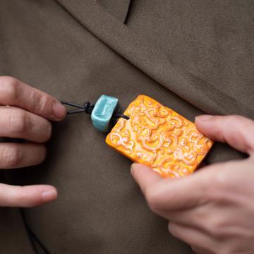 Pendentif Macao en faïence et cuir, orange [1]