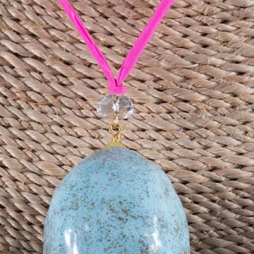 Pendentif Oeuf en faïence et soie, bleu clair [2]