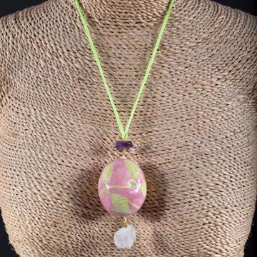 Pendentif Oeuf en faïence et soie, rose clair