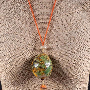 Pendentif Oeuf en faïence et soie, vert mousse