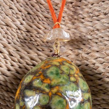 Pendentif Oeuf en faïence et soie, vert mousse [2]