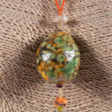 Pendentif Oeuf en faïence et soie, vert mousse [3]