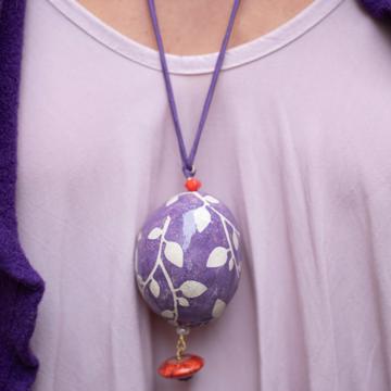 Pendentif Oeuf en faïence et soie, violet